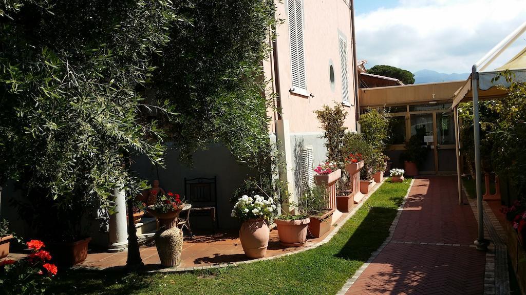 Hotel Villa Flores Marina di Pietrasanta Bagian luar foto